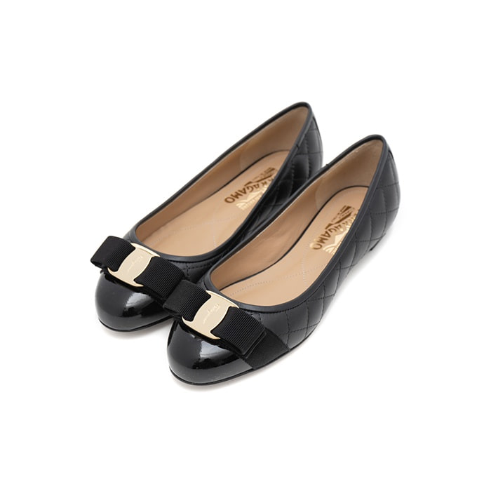 SALVATORE FERRAGAMO [FERRAGAMO] 페라가모 바리나 여성 퀼팅 플랫슈즈 VARINAQ-1CM NERO 672100